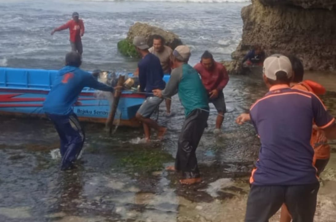 Tim SAR bersama warga dan nelayan sedang mengevakuasi kapal.