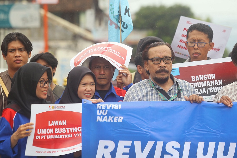 Majelis Pekerja Buruh Indonesia (MPBI) DIJ menggelar aksi unjuk rasa di kawasan Tugu Jogja, Kamis (30/10/2025).