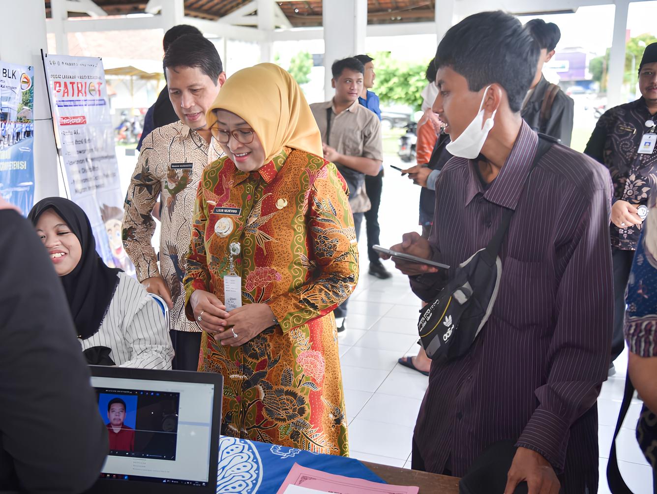 Bupati Kebumen Lilis Nuryani didampingi pejabat terkait mengikuti pencanangan program Kecamatan Berdaya secara daring di Aula Kecamatan Gombong, Kamis (30/10). (Dokumentasi Prokopim Kebumen)