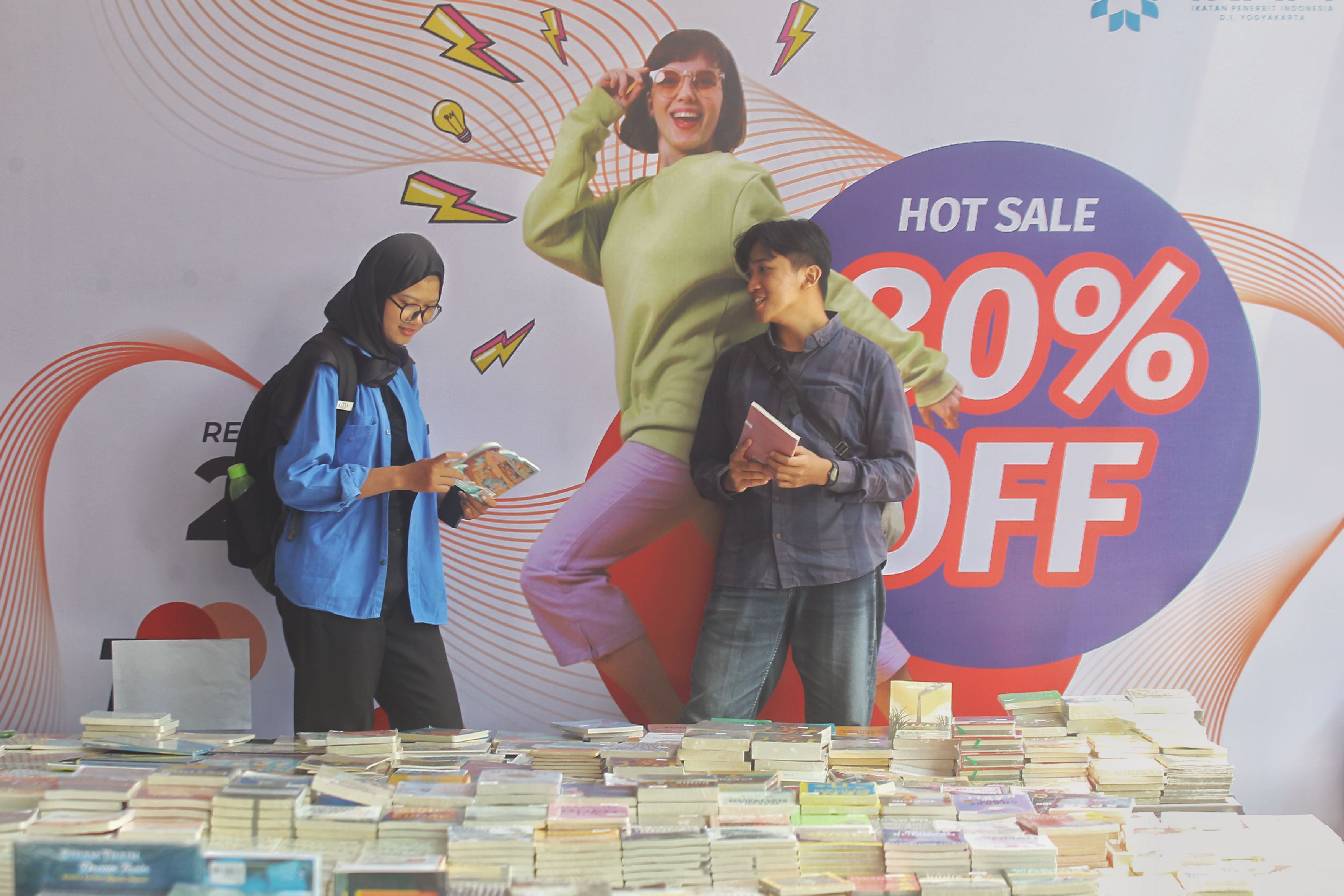 Pengunjung memilih buku yang dijual dalam Festival Literasi dan Arsip Kota Yogyakarta 2025 bertajuk "Menjaga Memori, Menggerakan Literasi untuk Kota Yogyakarta Berkemajuan", di Perpustakaan Kota Jogja