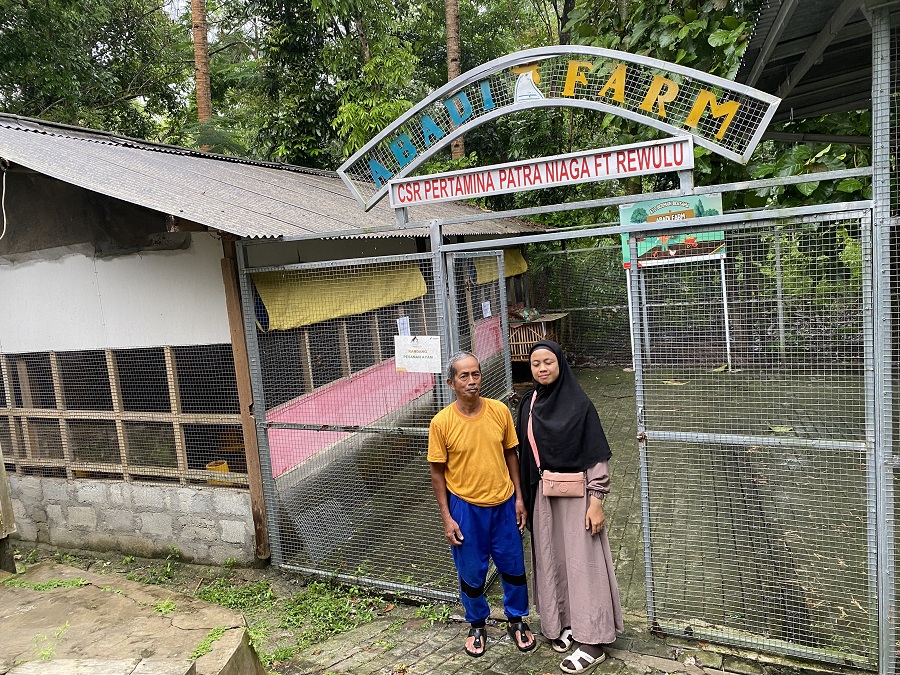 Karyawan Abadi Farm Bejo Wiyono dan putrinya sedang beraktivitas di kompleks terpadu peternakan ayam Joper Abadi Farm, Dusun Lemahdadi, Bangunjiwo, Bantul, Selasa (28/10/2025).