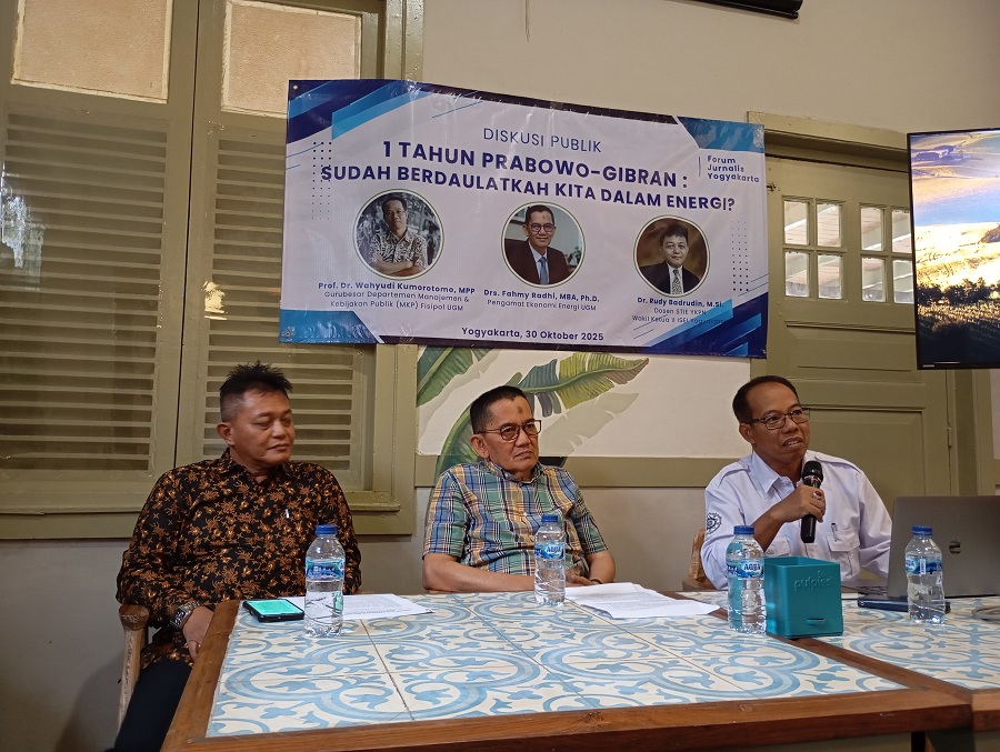 KRITIK:&nbsp;Tiga akademisi saat menyampaikan pandangannya terhadap kedaulatan energi dalam diskusi publik Satu Tahun Prabowo Gibran: Sudah Berdaulatkah Kita Dalam Energi yang digelar di Legend Coffe.