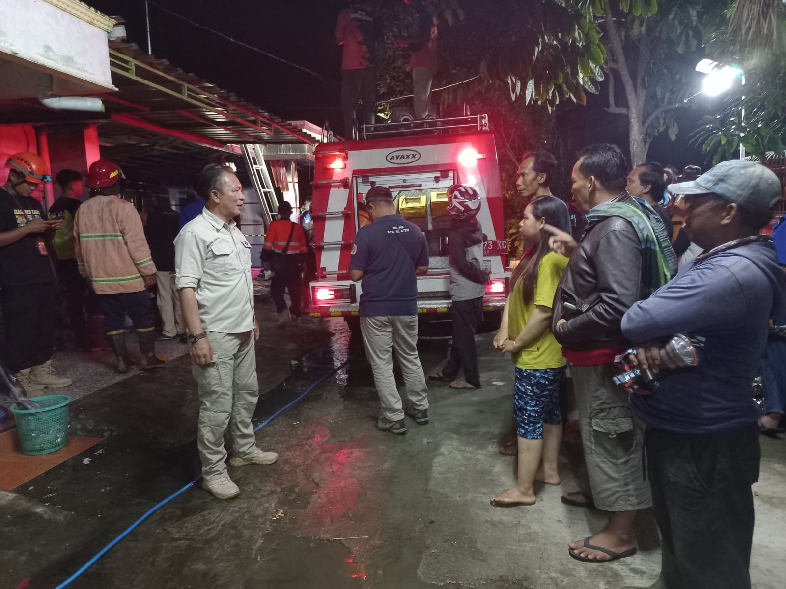 Proses evakuasi kebakaran yang hanguskan rumah di Kalurahan Serut Kapanewon Gedangsari Gunungkidul pada Rabu malam (29/10).