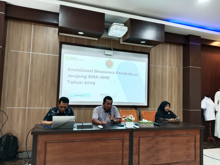 BANYAK PELUANG KERJA: Anggota Komisi D DPRD DIY Muhammad Yazid menyampaikan sosialisasi beasiswa pendidikan menengah di SMK Muhammadiyah 1 Gamping, Sleman, Kamis (30/10/2025).