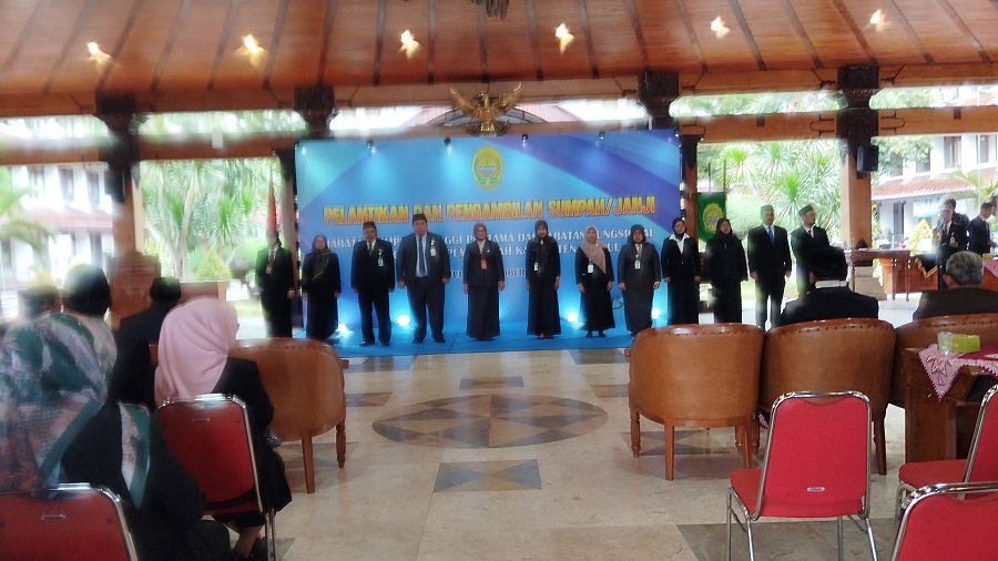DILANTIK: Pelantikan pejabat pimpinan tinggi pratama dan jabaran fungsional di Pendopo Parasamya Kamis (30/10/2025).