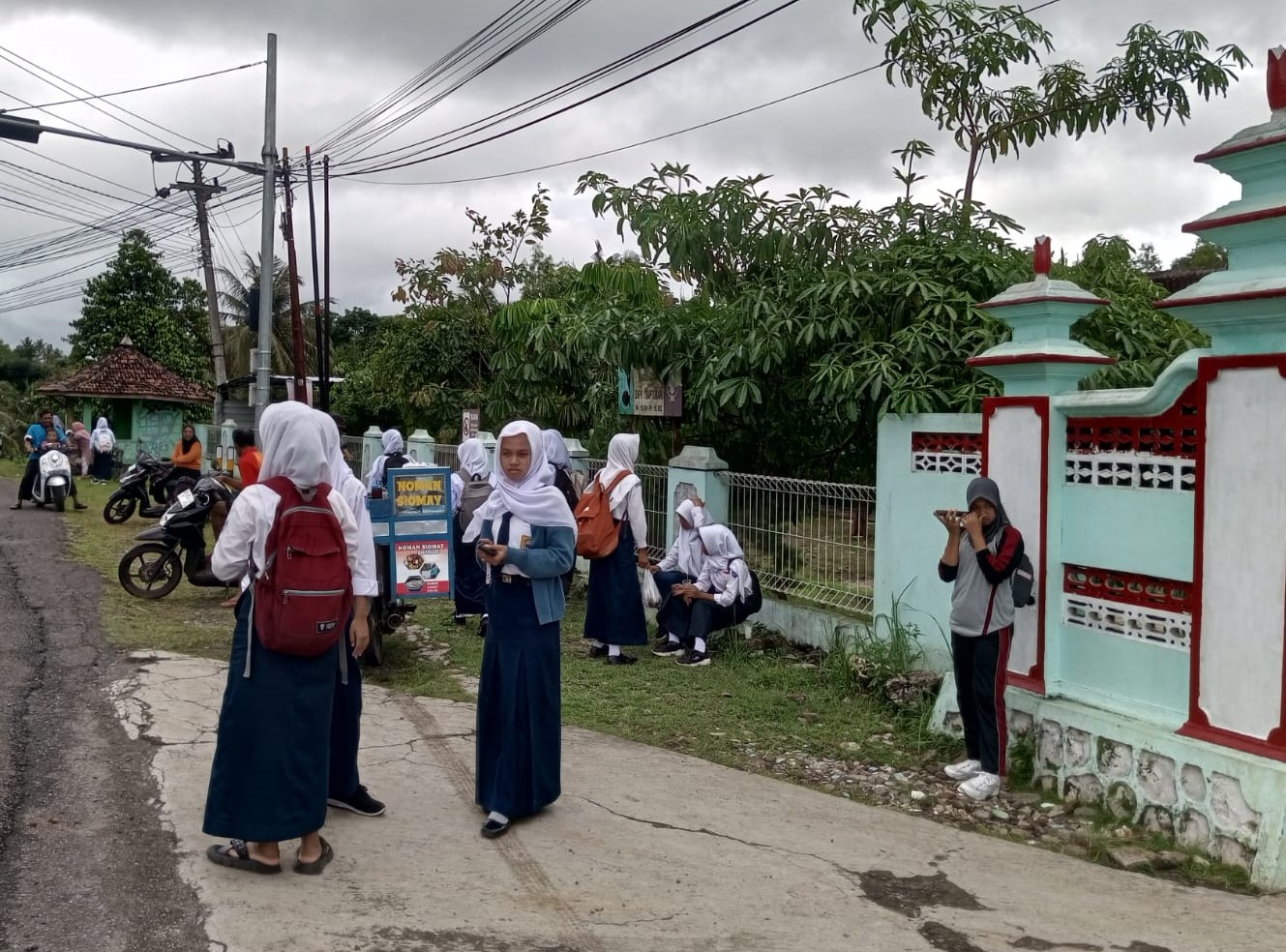 Siswa SMPN 1 Saptosari telah usai melakukan aktivitas pembelajaran di dalam kelas pada Kamis (30/10).
