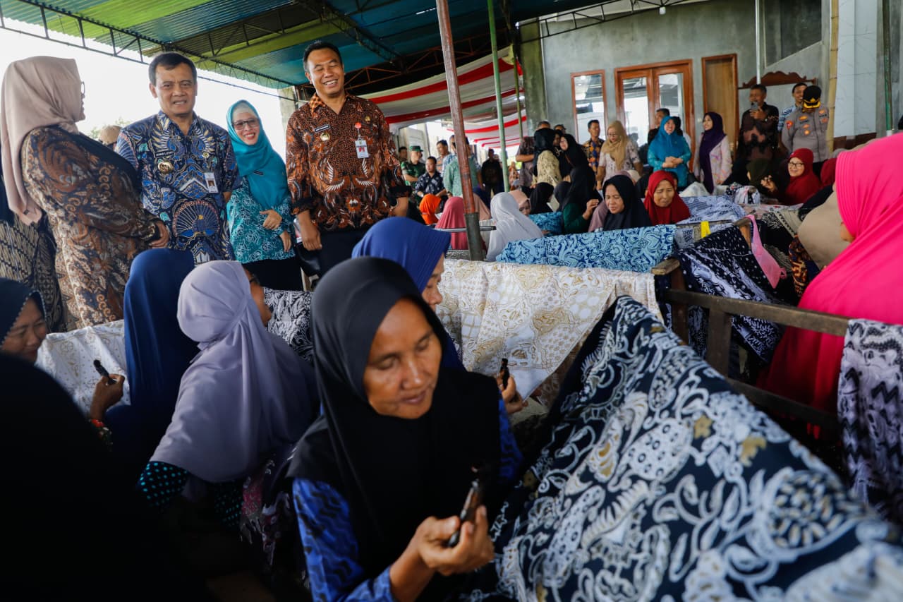 Gubernur Jawa Tengah meninjau aktivitas pembatik Sragen