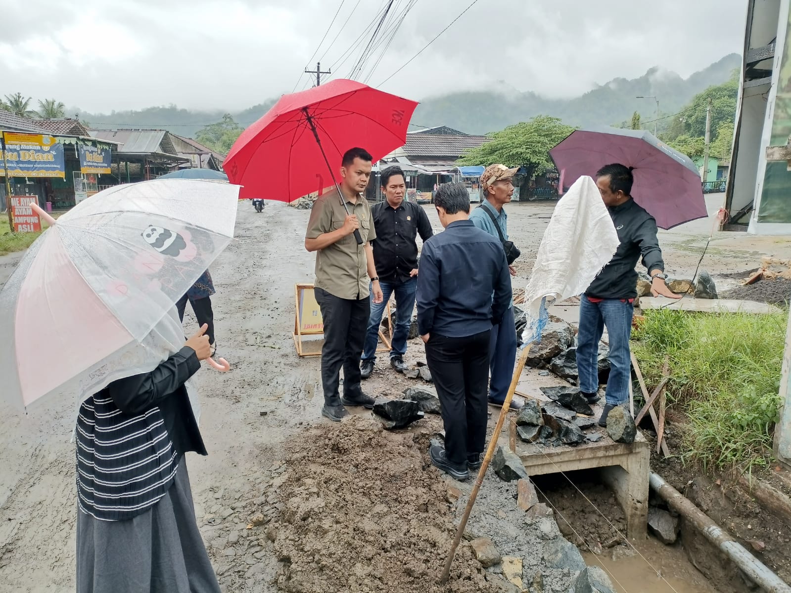 Rombongan Komisi D DPRD Kebumen mengecek proyek pekejaan infrastruktur pada ruas Jalan Demangsari-Jatijajar, Kamis (30/10). (M Hafied/Radar Jogja)
