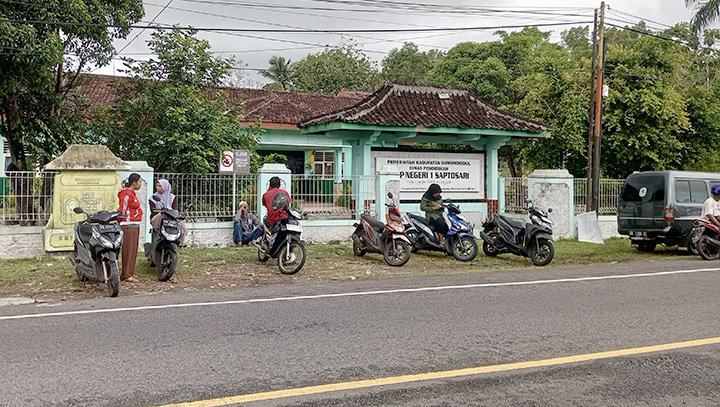 RAMAI: Orang tua siswa SMPN 1 Saptosari sedang menunggu kepulangan anaknya di depan sekolahan, Kamis (30/10/2025).