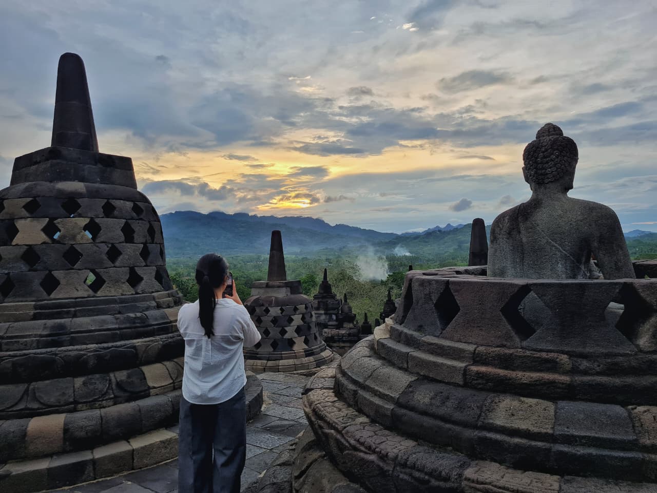 Suasana sunset di puncak Candi Borobudur meningkatkan spiritualitas.