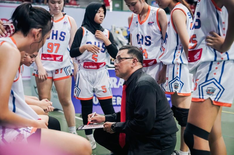 Coach Risdianto Roeslan saat memberikan arahan kepada tim putri SMA Olifant Yogyakarta di DBL Yogyakarta