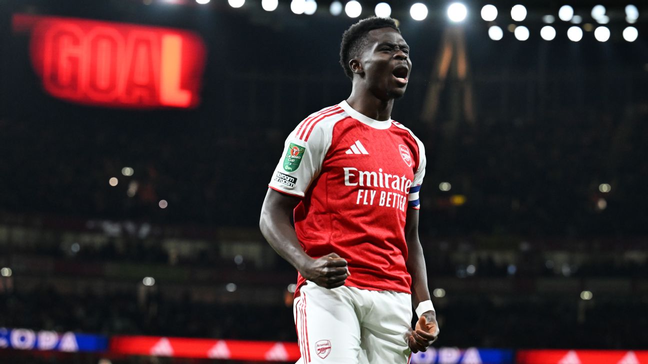 Selebrasi Bukayo Saka setelah mencetak gol kemenangan Arsenal atas Brighton