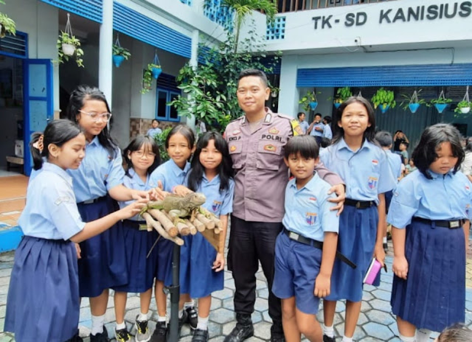 TANGGUNG JAWAB: Kegiatan edukasi tentang hewan peliharaan kepada para siswa di TK-SD Kanisius Wirobrajan, Rabu (29/10).