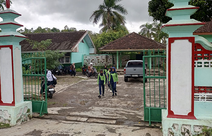 Siswa SMPN 1 Saptosari usai melakukan aktivitas pembelajaran di dalam kelas Kamis (30/10).