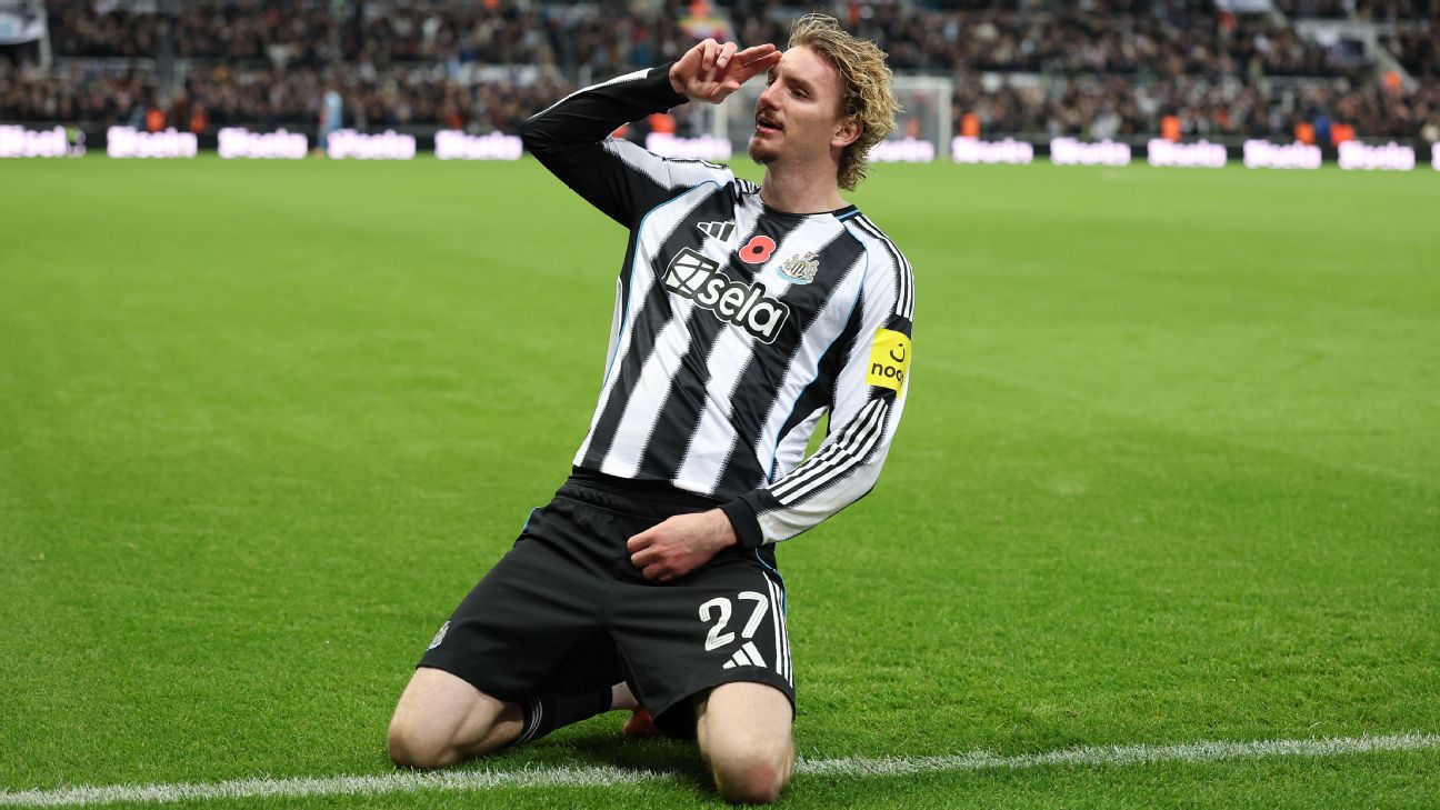 Nick Woltemade rayakan gol ke gawang Tottenham Hotspur dalam kemenangan Newcastle United di EFL Cup
