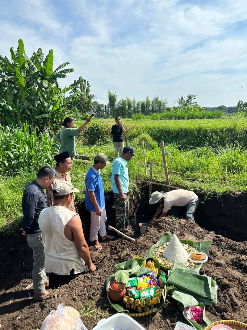 LOKASI BARU: Peletakan batu pertama untuk relokasi tiga makam di Padukuhan Kaweden, Tirtoadi, Mlati yang terdampak pembangunan tol.