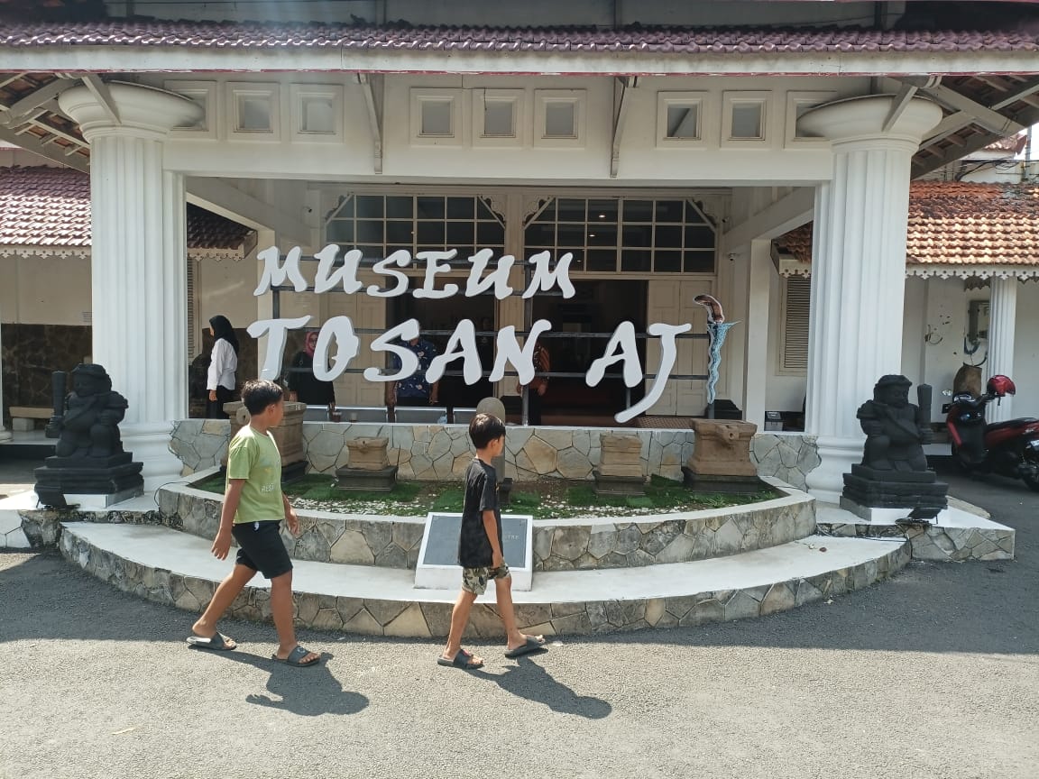 Pengunjung antusias melihat koleksi benda pusaka di Museum Tosan Aji yang berada di kompleks Pendopo Bupati Purworejo. (M Hafied/Radar Jogja)