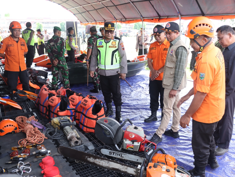 Kapolres Kebumen AKBP Eka Baasith Syamsuri mengecek kesiapan personel dan peralatan pendukung dalam menghadapi potensi bencana. Pengecekan dilakukan saat apel siaga bencana di Alun-alun Pancasila, Jum