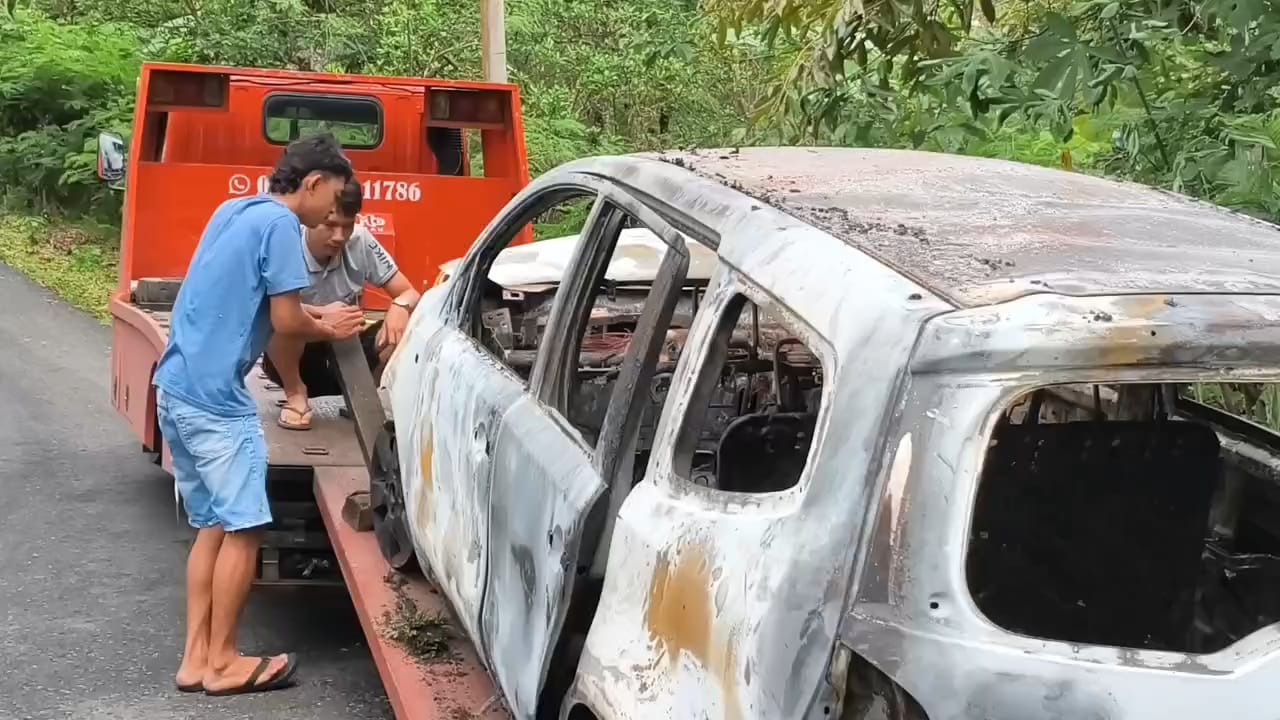 BANGKAI: Insiden kebakaran mobil di tanjakan Tompak Girimulyo.&nbsp;
