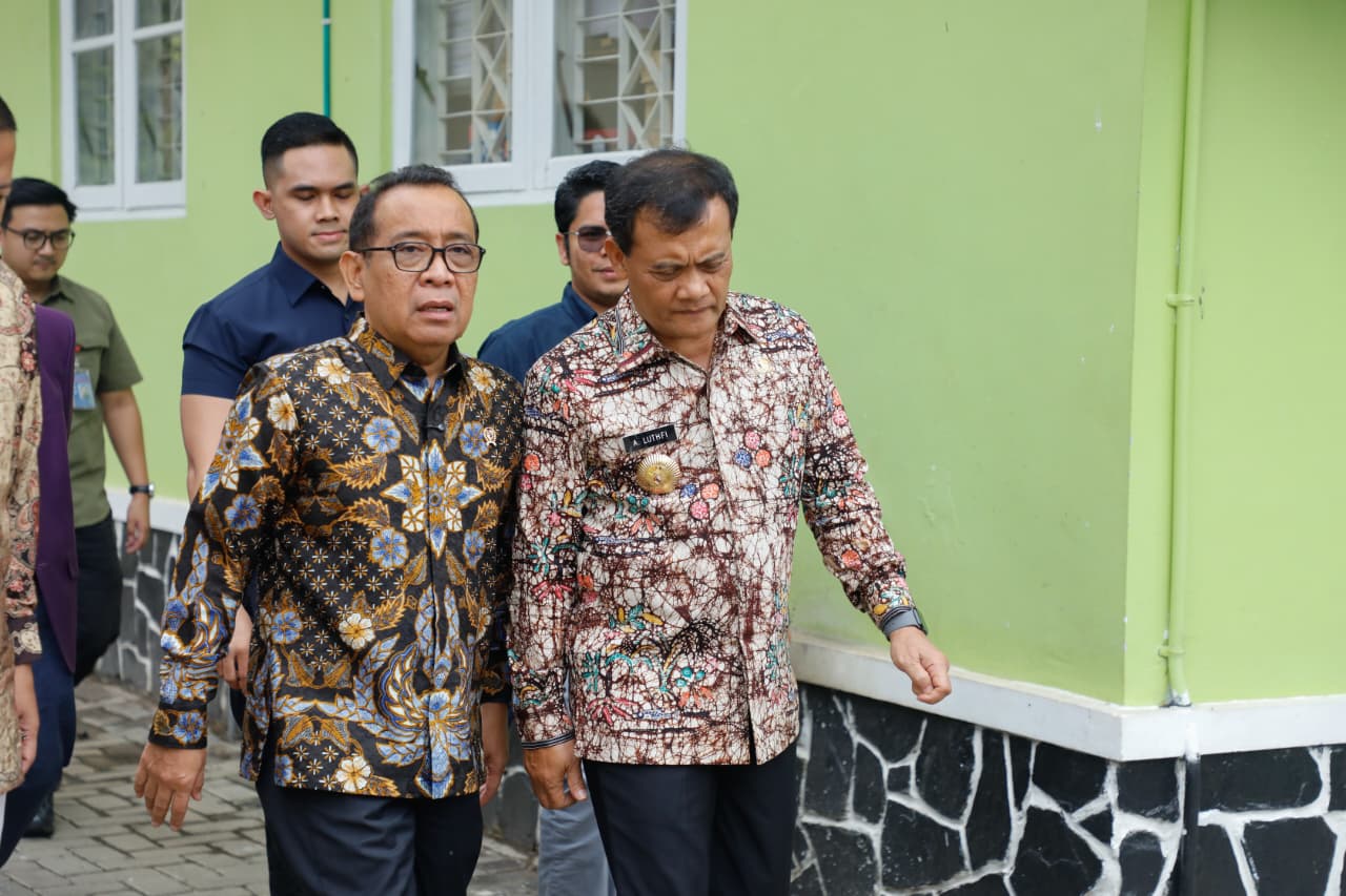 Gubernur Jawa Tengah Ahmad Luthfi bersama Menteri Koordinator Bidang Pembangunan Manusia dan Kebudayaan (PMK) Pratikno