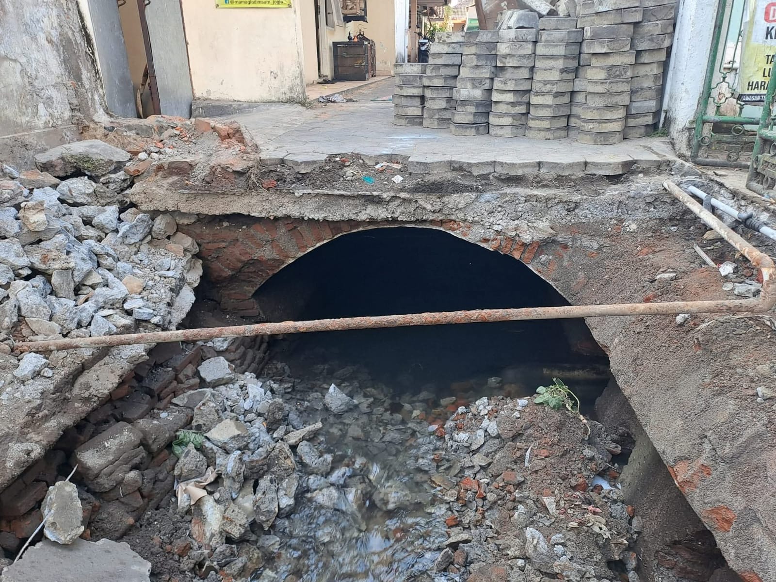 Wujud Kali Larangan yang sejak tahun 70-an telah ditutup dan di atasnya sudah menjadi jalan gang.