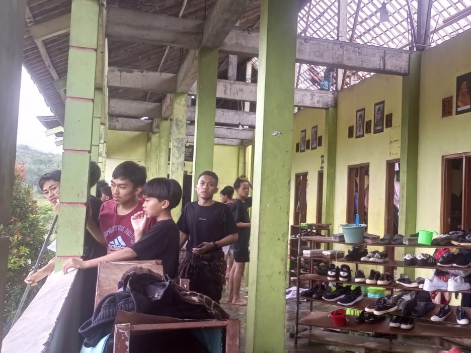 Santri Ponpes An-Nawawi saat membersihkan sisa kerusakan usai diterjang angin kencang, Jumat (31/10).  &nbsp;