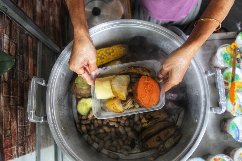 LEBIH SEHAT: Jajanan kukusan dari makanan lokal seperti ubi, singkong, kacang, maupun jagung semakin digandrungi oleh masyarakat. Olahan makanan ini dinilai lebih sehat