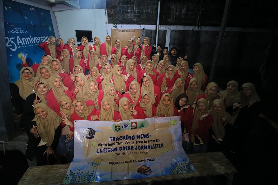 Puluhan siswa dan pendamping dari MA NU Banat Kudus berkunjung ke Kantor Radar Jogja, Jumat (31/10/2025).