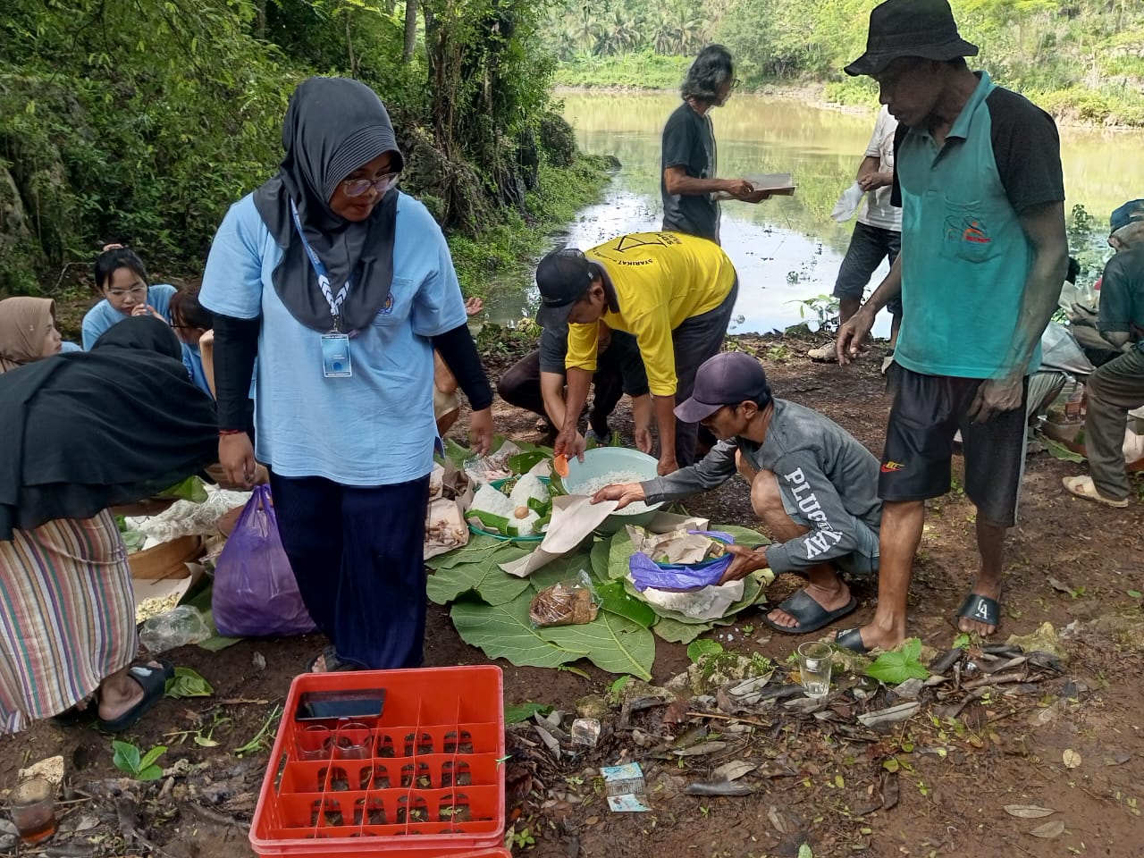 Warga Trowono sedang membersihkan Telaga Boromo pada Jumat pagi (31/10).
