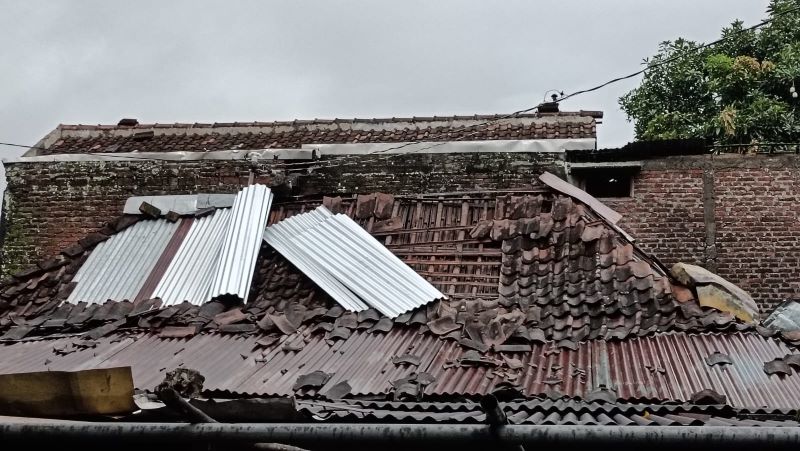RUSAK PARAH: Rumah warga di Kabupaten Bantul yang terdampak angin kencang akibat cuaca ekstrem Jumat (31/10).