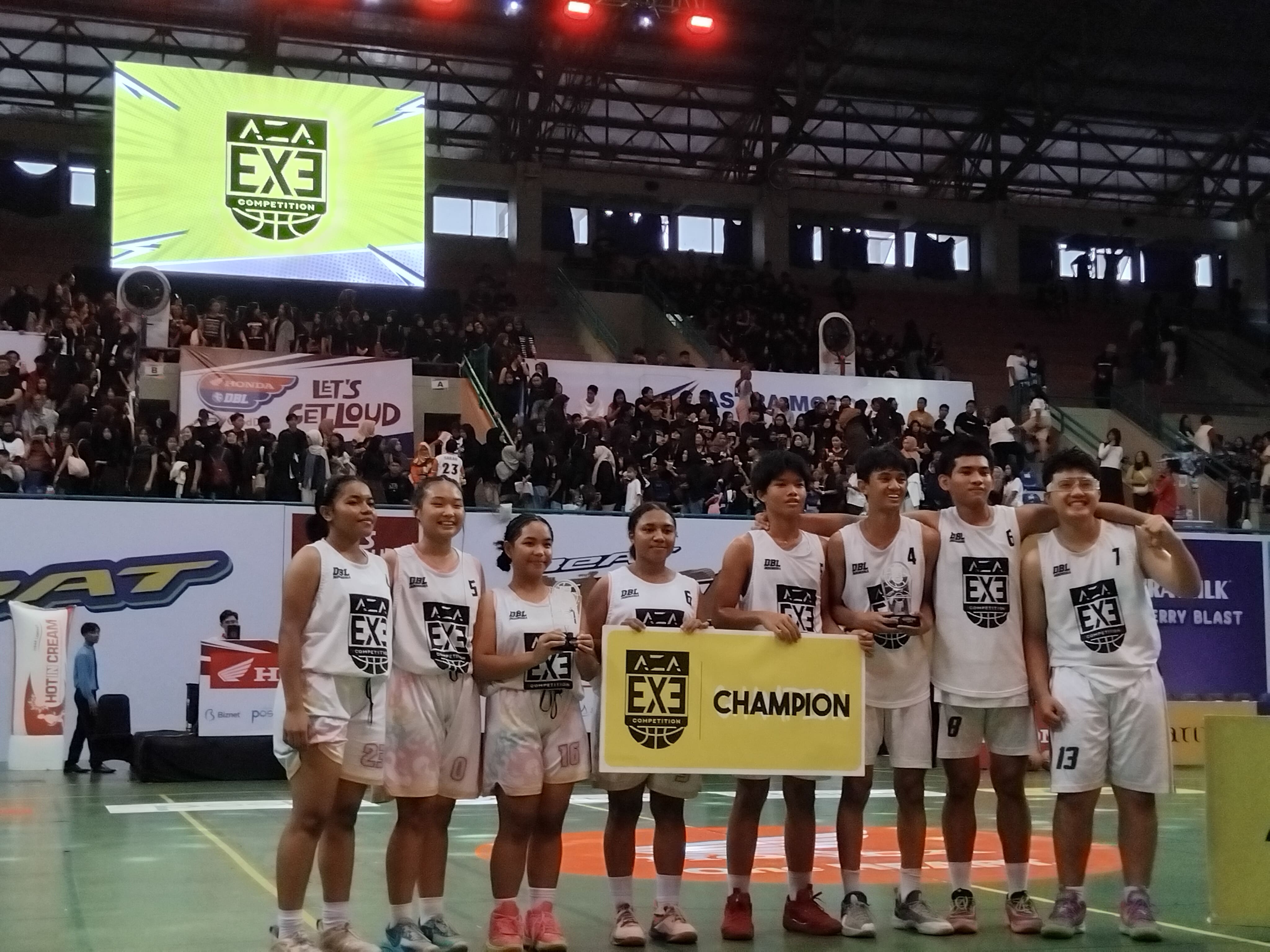 Tim putri Stero A saat berfoto bersama dengan juara 3x3 putra SMA Cahaya Bangsa usai meraih gelar juara.