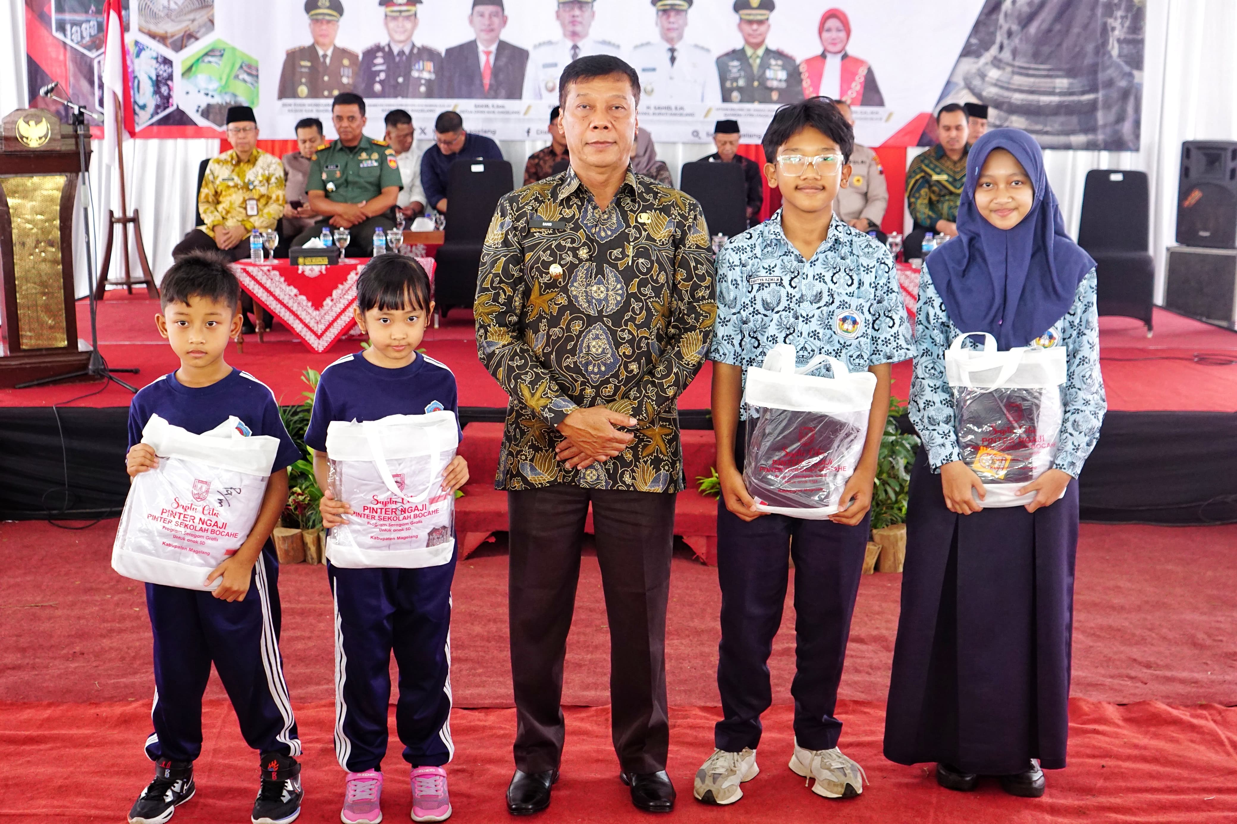 Wakil Bupati Magelang saat memberikan bantuan kepada anak-anak sekolah.  &nbsp;