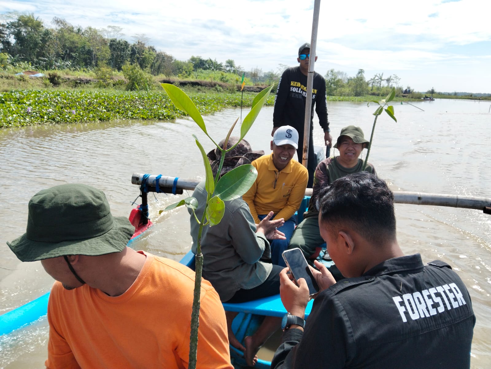 Dokumentasi Kalurahan Banaran  KONSERVASI: Perahu Wisata Kalurahan Banaran membawa penumpang yang menanam bakau.  &nbsp;  i  &nbsp;Siapkan Konsep Konservasi dan Pariwisata Berkelanjutan