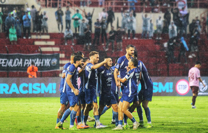 Pemain PSIM Jogja bersukacita seusai membobol gawang Persik Kediri  di Stadion Sultan Agung (SSA), Bantul, Jumat (1/11/2025). PSIM Jogja menang 2-1.
