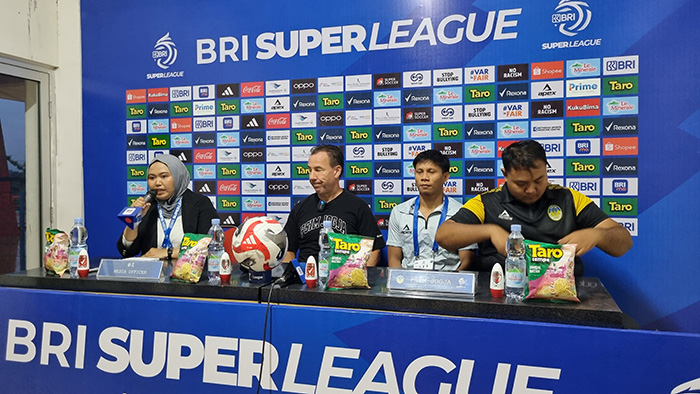 Sesi konferensi pers setelah pertandingan antara PSIM Jogja melawan Persik Kediri.