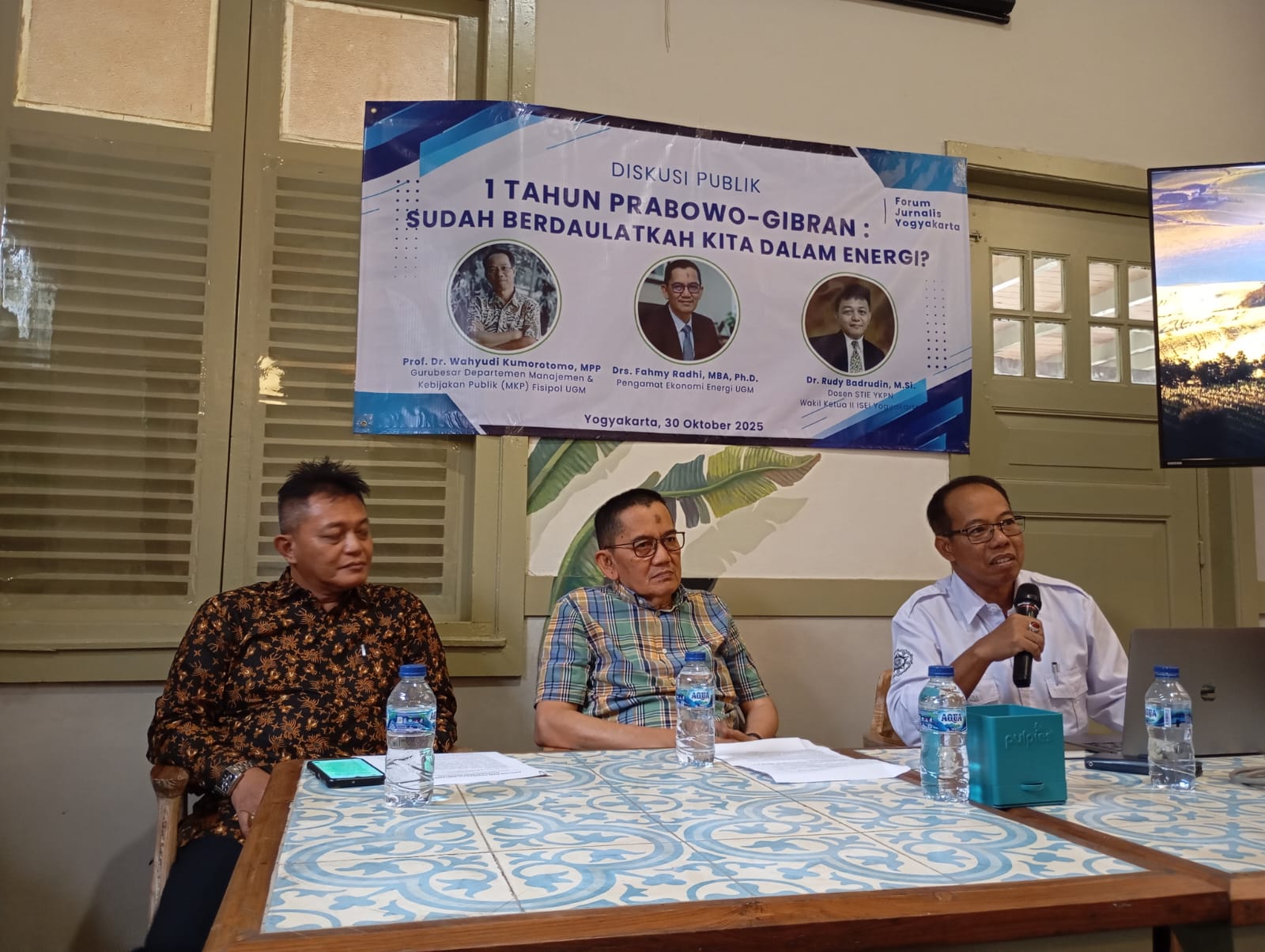 Suasana diskusi publik bertajuk Satu Tahun Prabowo Gibran : Sudah Berdaulatkah Kita Dalam Energi ? yang dilaksanakan di Legend Coffee, Kamis (30/10/2025) kemarin.