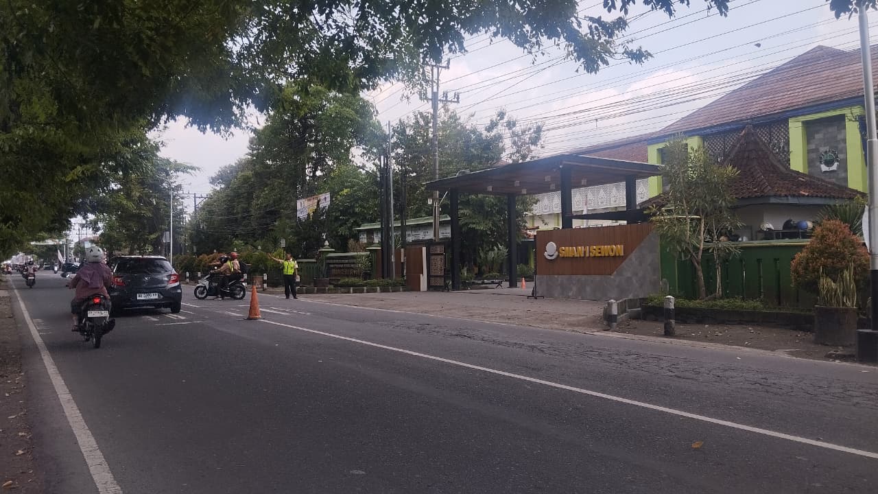 Ilustrasi siswa SMA sedang menyeberang di depan sekolahnya Jumat (31/10)