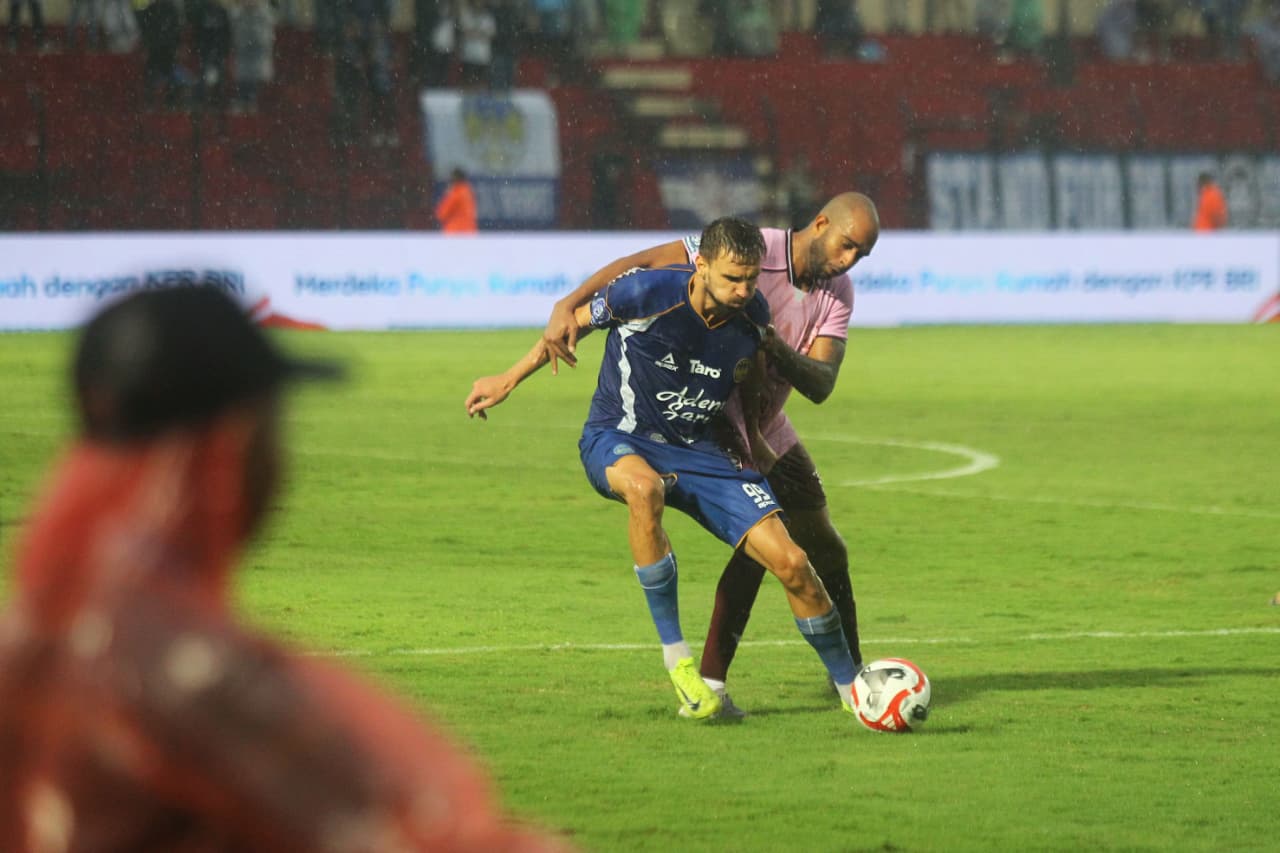 Penggawa PSIM Jogja, Nermin Haljeta saat menguasai bola dari rebutan pemain Persik Kediri di Stadion Sultan Agung, Bantul, Jumat (31/10) sore