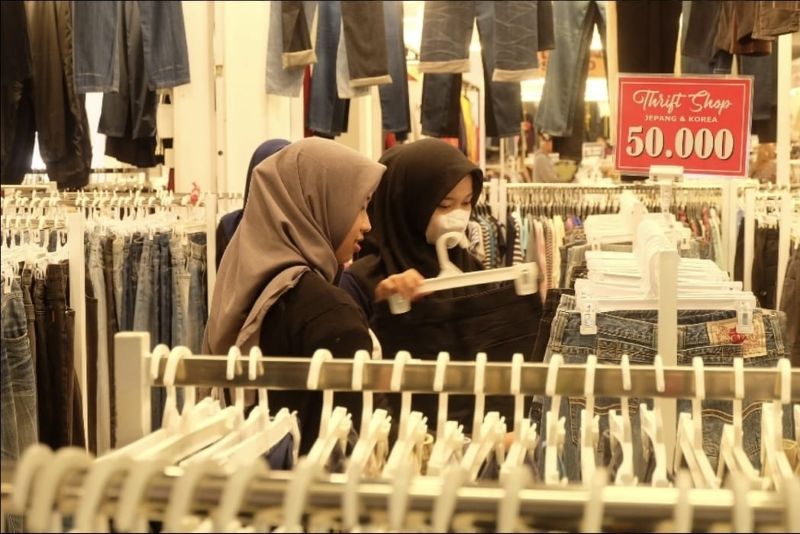 Ilustrasi foto masyarakat saat berbelanja pakaian bekas impor atau thrifting.&nbsp;