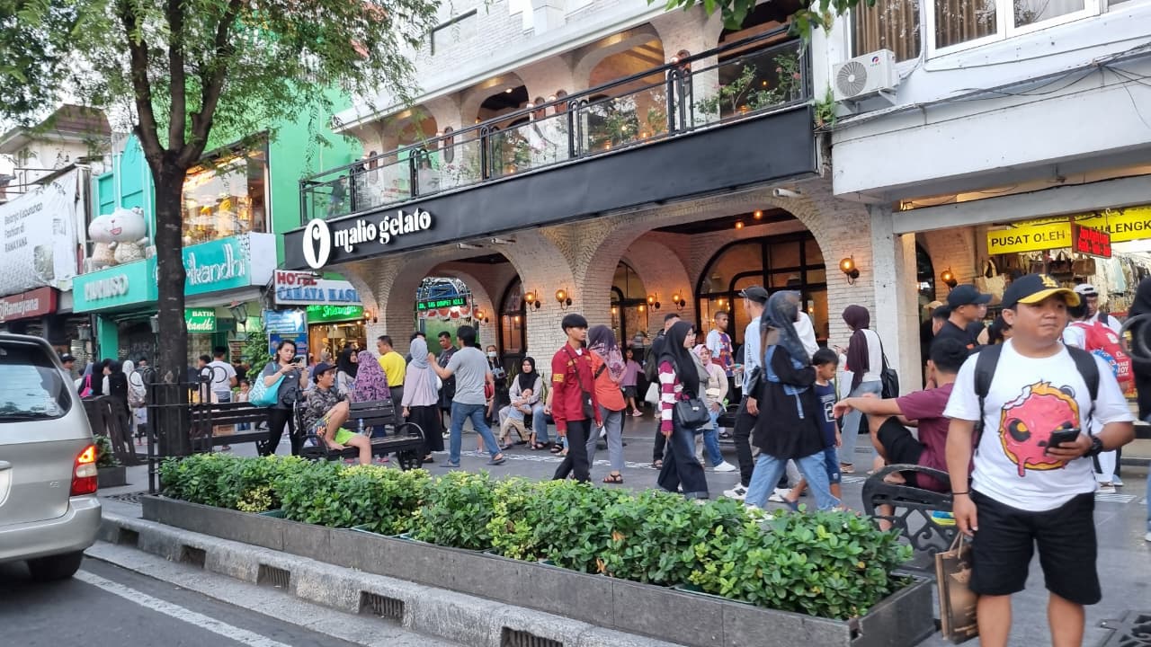 Wisatawan saat mengunjungi kawasan Malioboro dan sekitarnya.&nbsp;