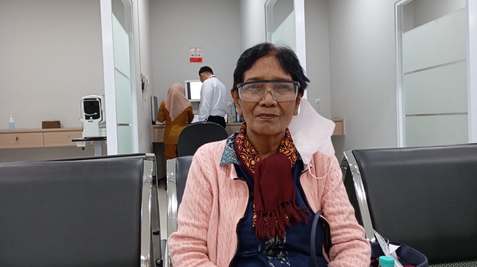 SEHAT:&nbsp;Lonny Piry,75 warga Mantrijeron, Kota Jogja saat memanfaatkan layanan BPJS Kesehatan di Klinik Mata Jogja, Jumat (31/10/2025).