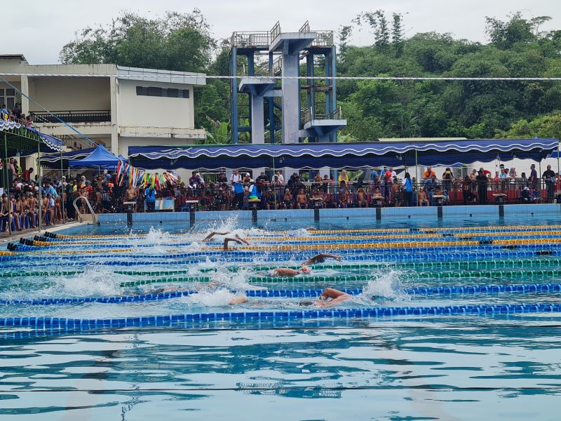 JAGA SPORTIVITAS: Ratusan perenang cilik mengerahkan tenaga dan semangatnya untuk bertanding pada gelaran Samapta Swim Competition IV Minggu (2/11).
