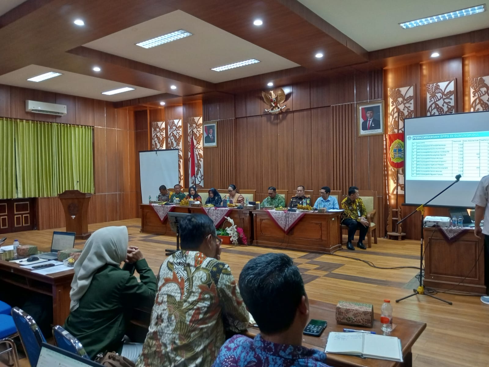 Rapat koordinasi dan evaluasi Pemkab Gunungkidul bersama Kepala Dapur SPPG pada Jumat lalu (31/10).