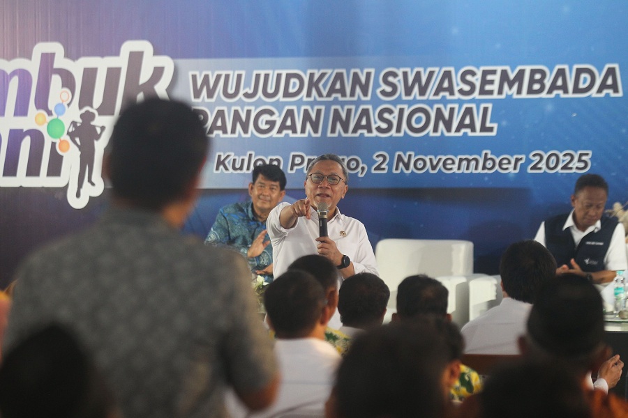 Menko Bidang Pangan RI Zulkifli Hasan berdialog dengan petani mengenai kualitas dan ketersediaan pupuk, di Kalurahan Demangrejo, Kapanewon Sentolo, Kulon Progo, DIJ, Minggu  (2/11/2025).
