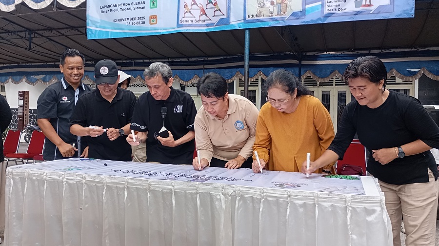 RESMI:&nbsp;Ikatan Apoteker Indonesia (IAI) Sleman saat mengenalkan program Sleman Resik Obat di Lapangan Pemda Sleman, Minggu (2/11/2025).