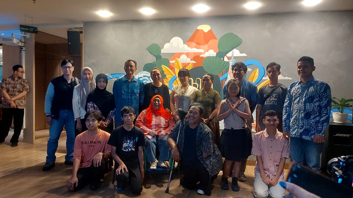 Para Seniman Jogja Disability Arts dalam peresmian pembukaan Pameran Seni To6heter Beyond Limit Sabtu (01/11/2025) di Kala Jumpa Bar & Dine, Aveta Hotel Malioboro.