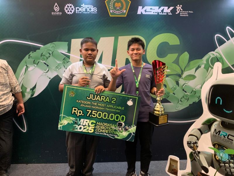 INOVATIF: Dua pelajar MTsN 1 Kebumen membawa pulang tropi juara nasional pada ajang MRC 2025 di Bogor, Jawa Barat.