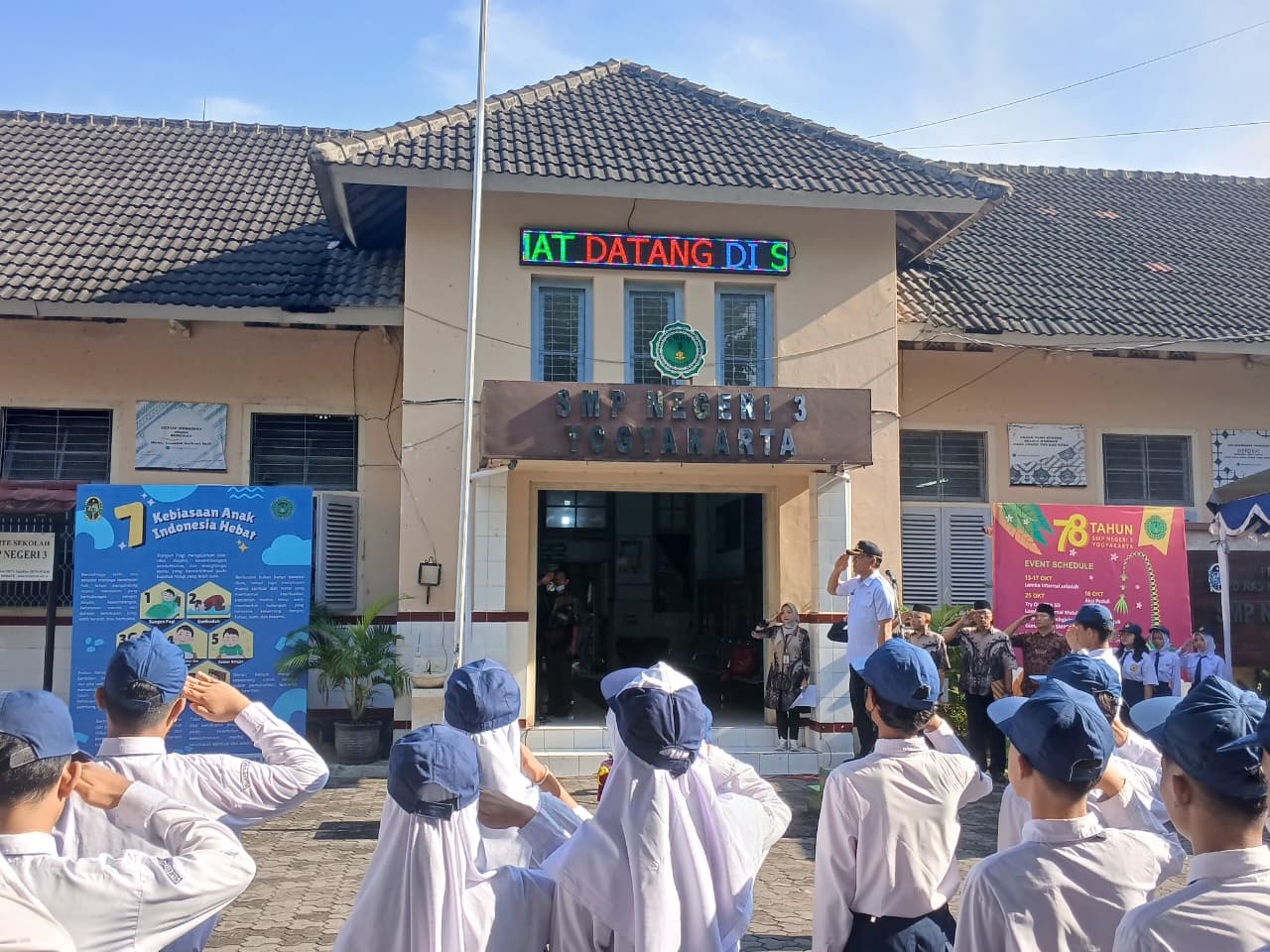 SIMBOLIS: Wakil Wali Kota Jogja Wawan Harmawan saat mengikuti upacara HUT ke-78 SMPN 3 Kota Yogyakarta Sabtu (1/11).