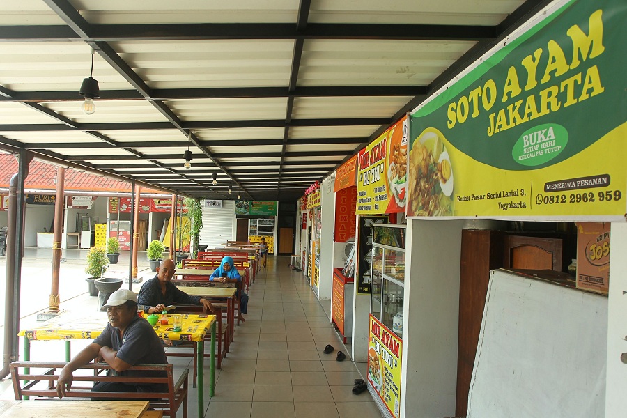 Suasana sepi di zona kuliner di rooftop Pasar Sentul, Kota Jogja, Senin (3/11/2025).