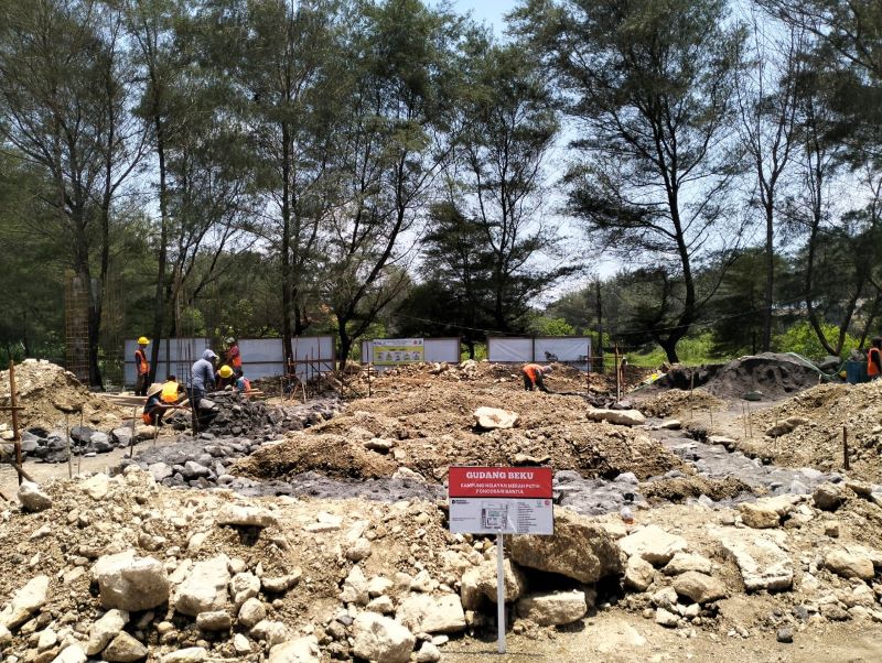 SETENGAH JADI: Pembangunnan kios yang nantinya akan digunakan untuk Kampung Nelayan Merah Putih (KNMP) di Pantai Baru.